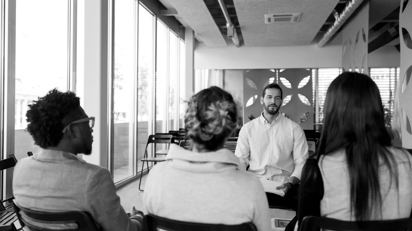 Facilitador conduzindo uma capacitação para um pequeno grupo.